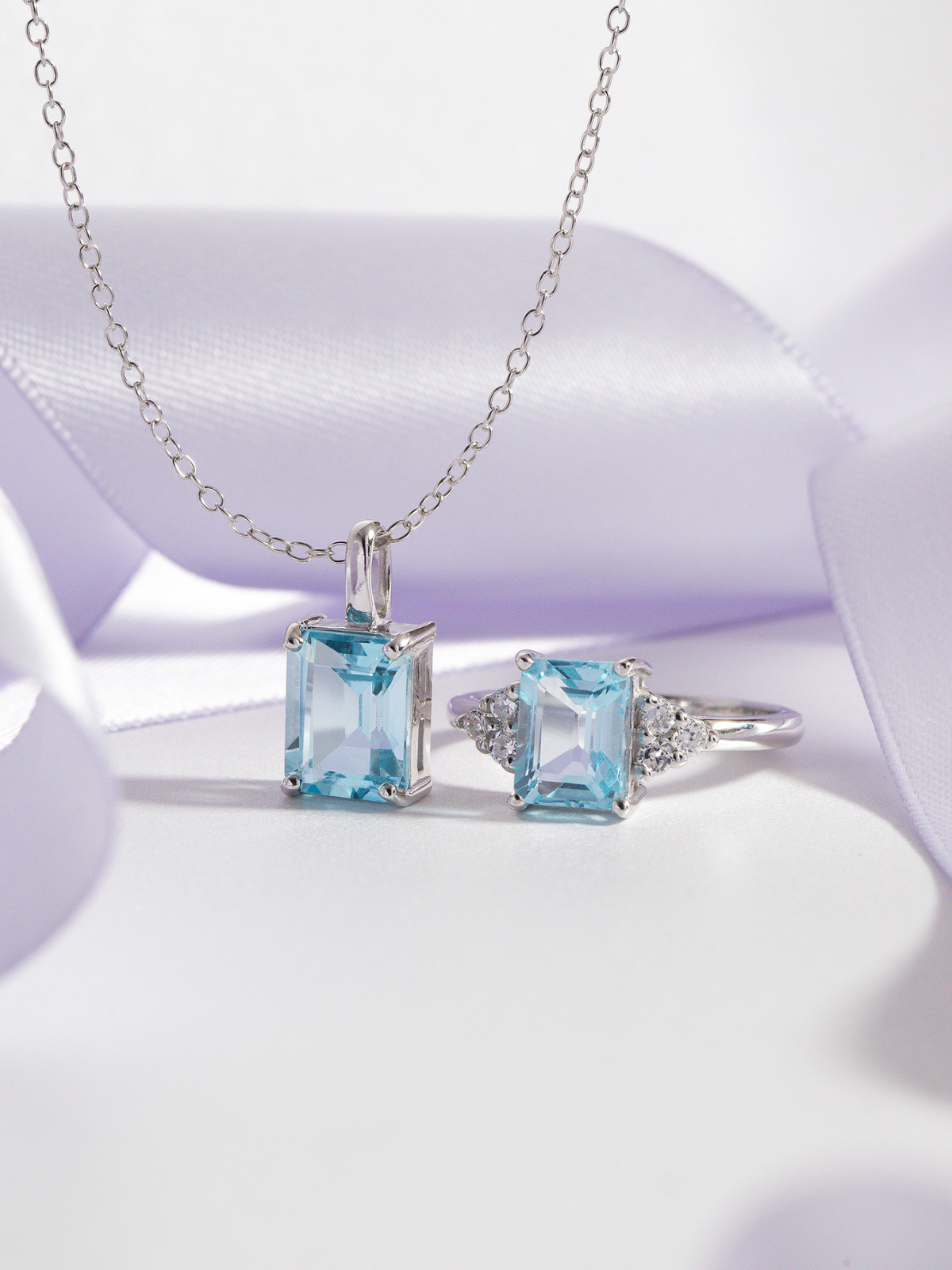 Jewellery set with pendant and ring featuring blue topaz gemstones