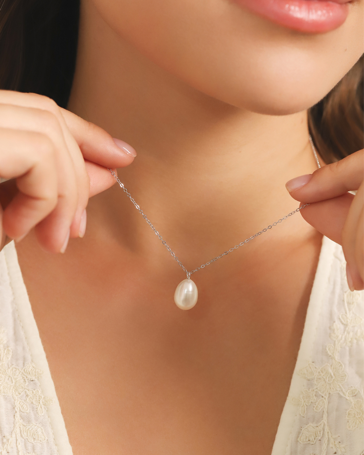 Pearl silver necklace being worn by a lady