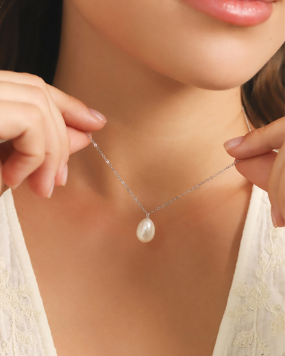 Pearl silver necklace being worn by a lady